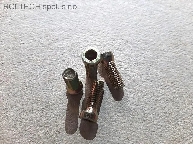 Připevňovací šroub M 8 x 22 mm - pozink